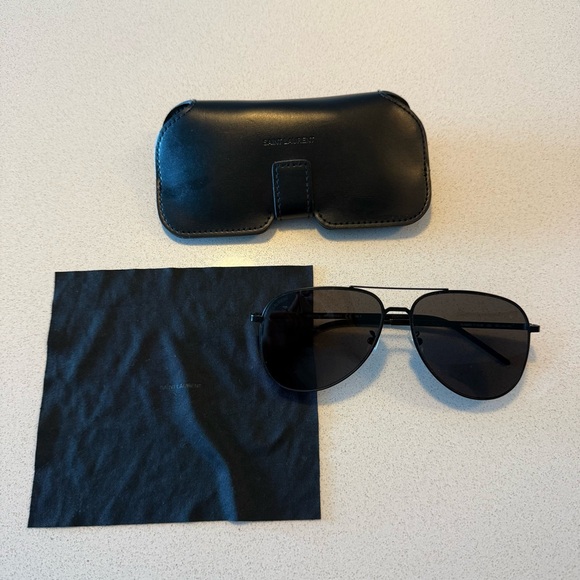 Black Aviator Sunglasses with Case - Picture 1 of 4